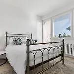 Apartman 3 Bedrooms And Living In *