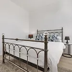 3 Bedrooms And Living In Apartman *
