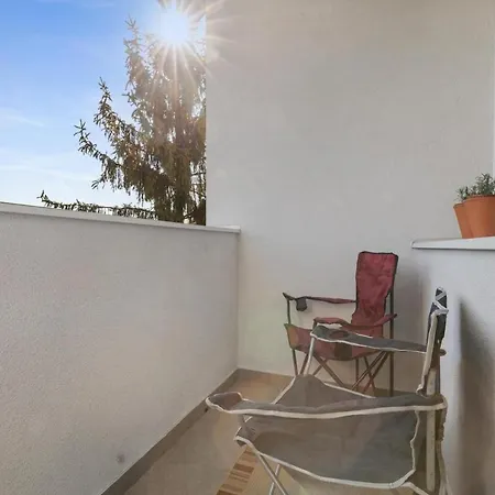 3 Bedrooms And Living In Appartement