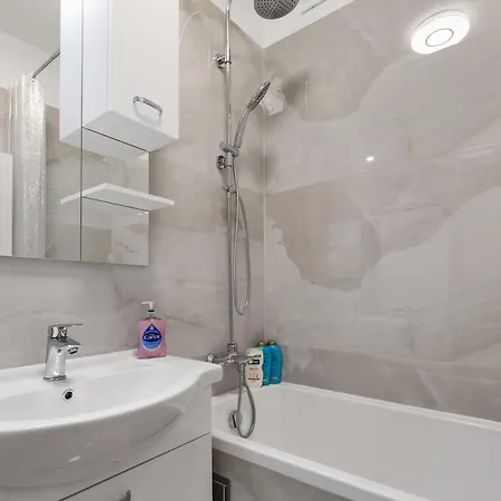 3 Bedrooms And Living In Μπρατισλάβα
