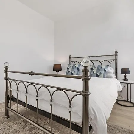 3 Bedrooms And Living In アパート *