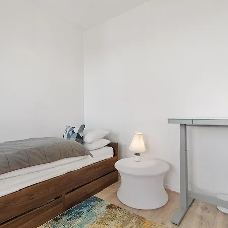 3 Bedrooms And Living In アパート *